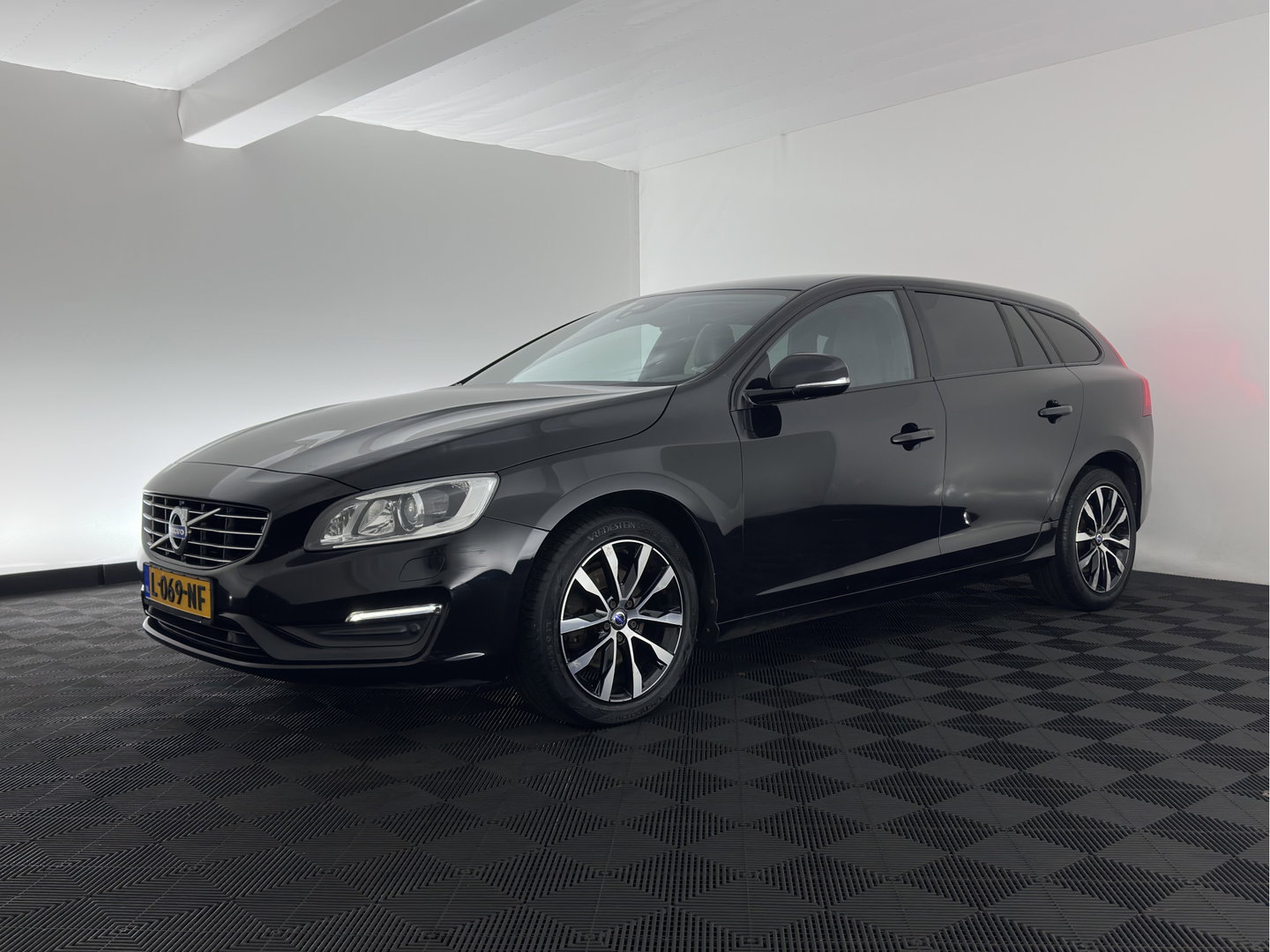 Volvo V60 2.0 D2 Summum *LEATHER | XENON | HEATED-COMFORTSEATS | NAVI-FULLMAP | PRIVACY-GLASS | ECC | PDC | CRUISE | 17''ALU*