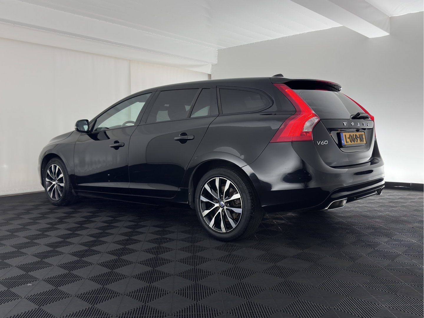 Volvo V60 2.0 D2 Summum *LEATHER | XENON | HEATED-COMFORTSEATS | NAVI-FULLMAP | PRIVACY-GLASS | ECC | PDC | CRUISE | 17''ALU*