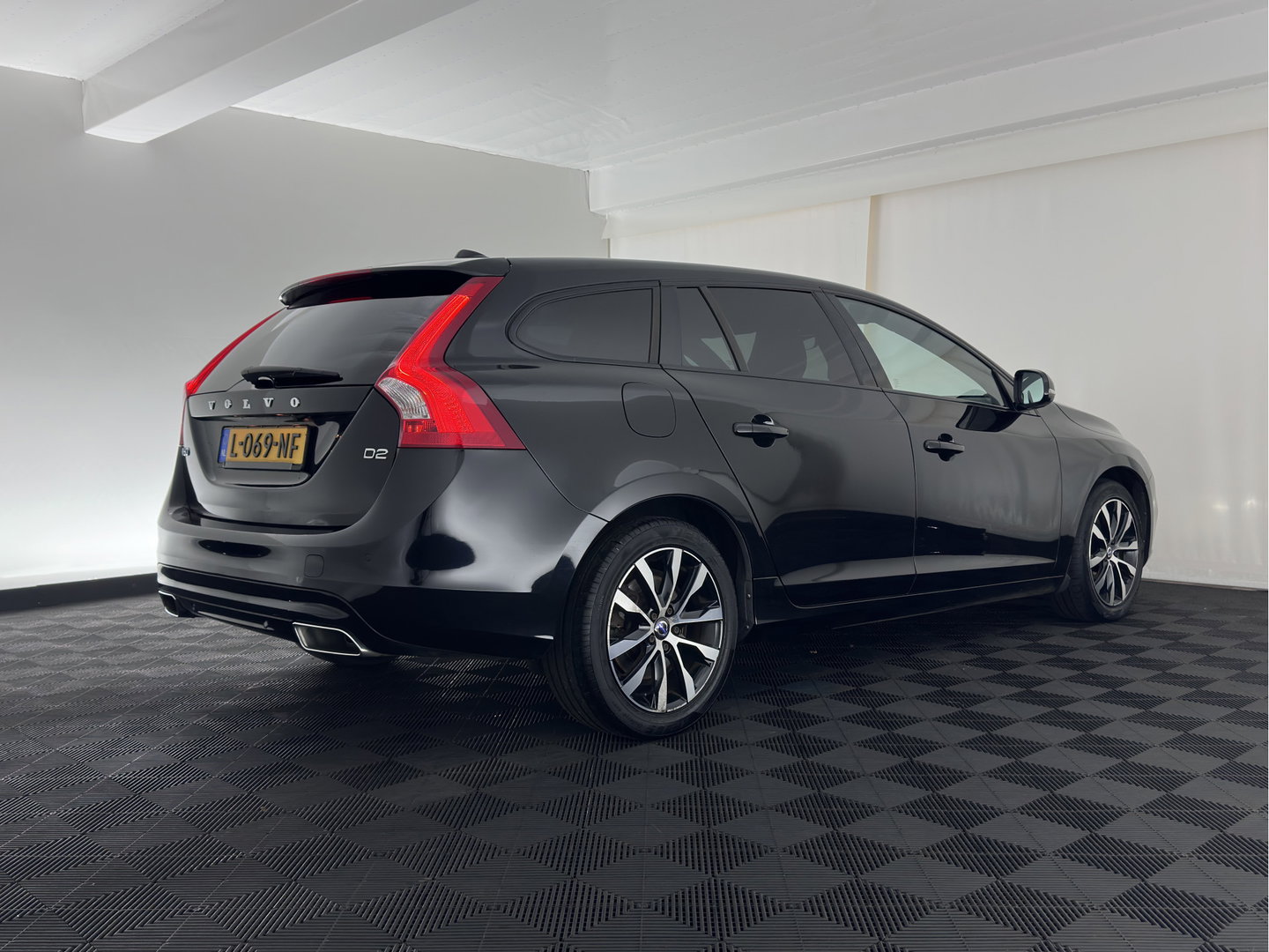 Volvo V60 2.0 D2 Summum *LEATHER | XENON | HEATED-COMFORTSEATS | NAVI-FULLMAP | PRIVACY-GLASS | ECC | PDC | CRUISE | 17''ALU*