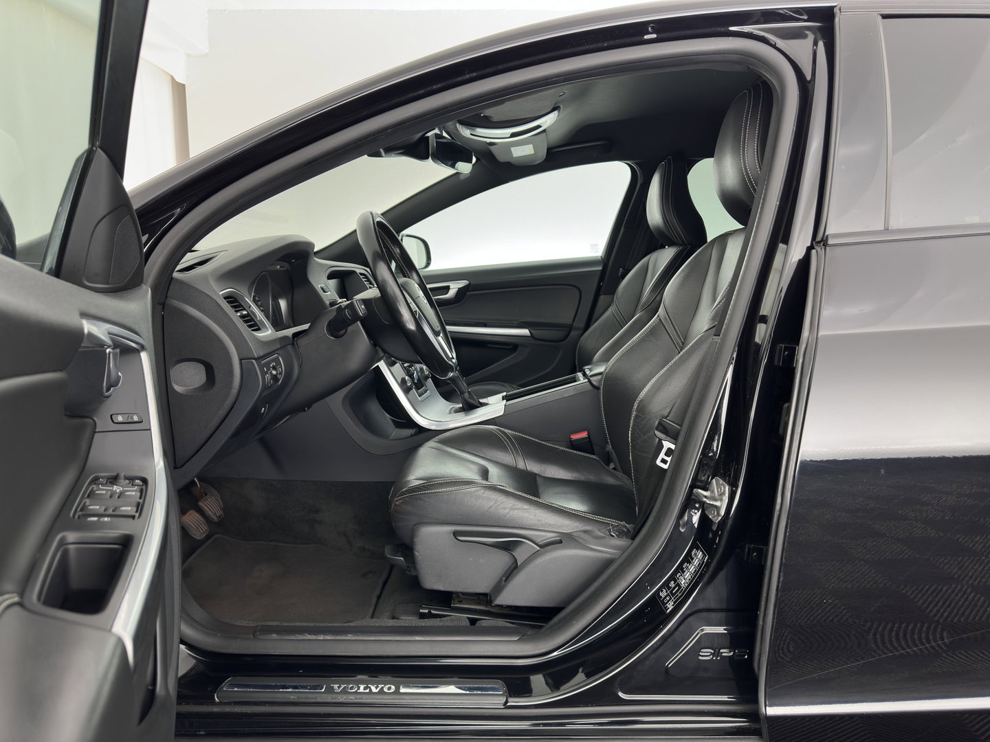 Volvo V60 2.0 D2 Summum *LEATHER | XENON | HEATED-COMFORTSEATS | NAVI-FULLMAP | PRIVACY-GLASS | ECC | PDC | CRUISE | 17''ALU*