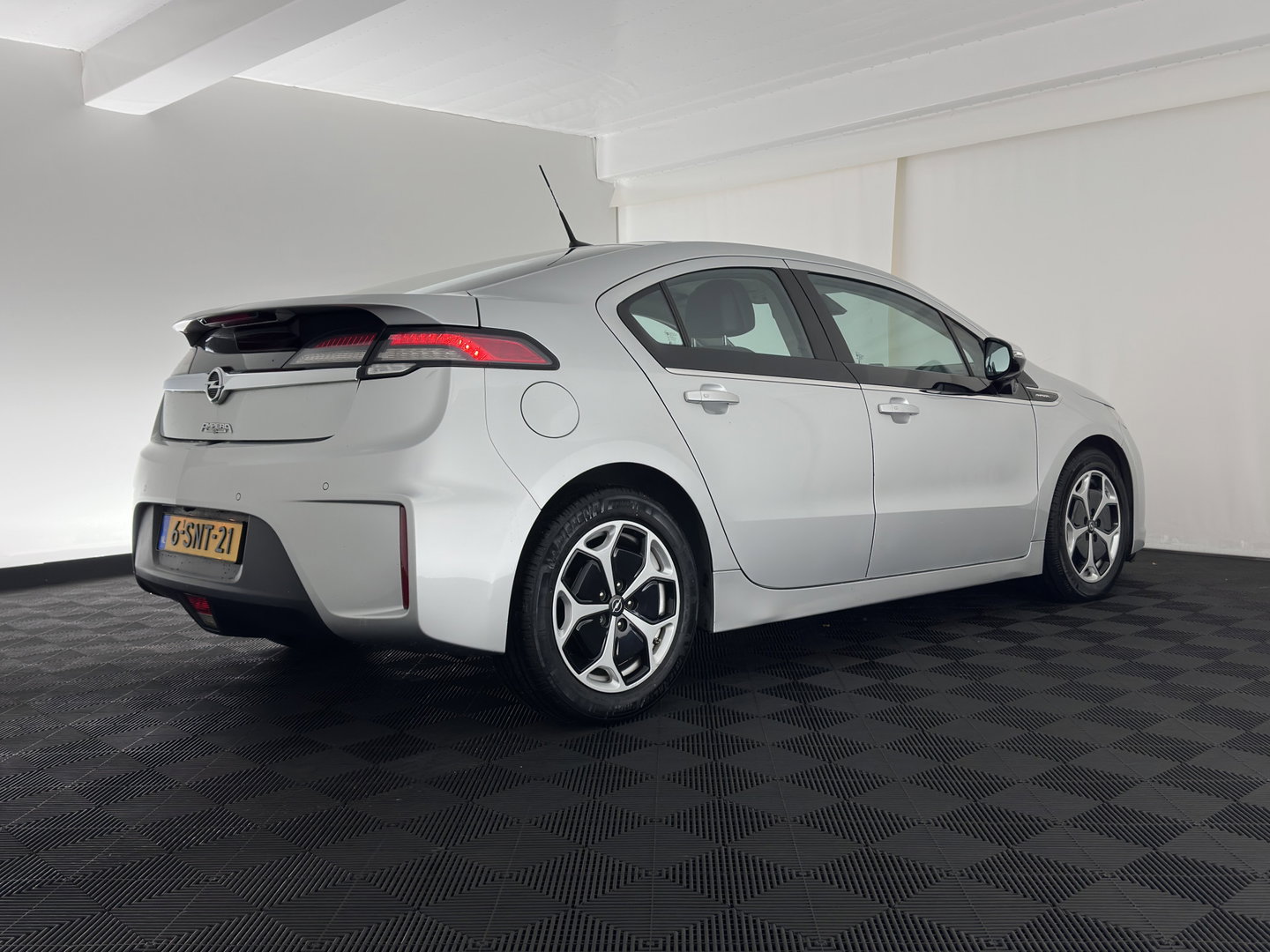 Opel Ampera 1.4 Aut. *NAVI-FULLMAP | LEATHER | BOSE-AUDIO | KEYLESS | CAMERA | DAB | ECC | PDC | CRUISE | DIGI-COCKPIT | HEATED-COMFORTSEATS | 17''ALU*