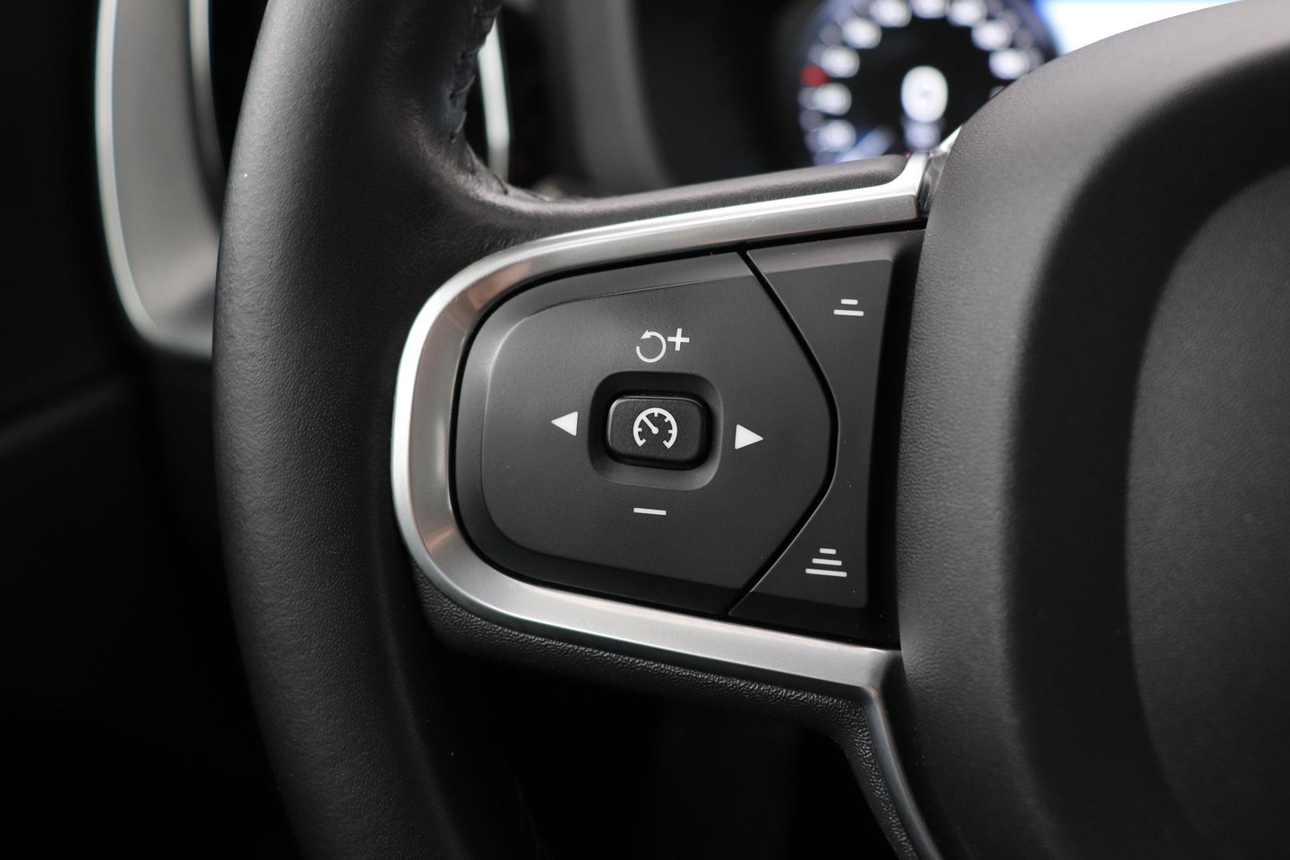 Volvo XC60 2.0 D4 AWD Momentum | Panoramadak | 360-camera | Trekhaak | BLIS | Head-Up