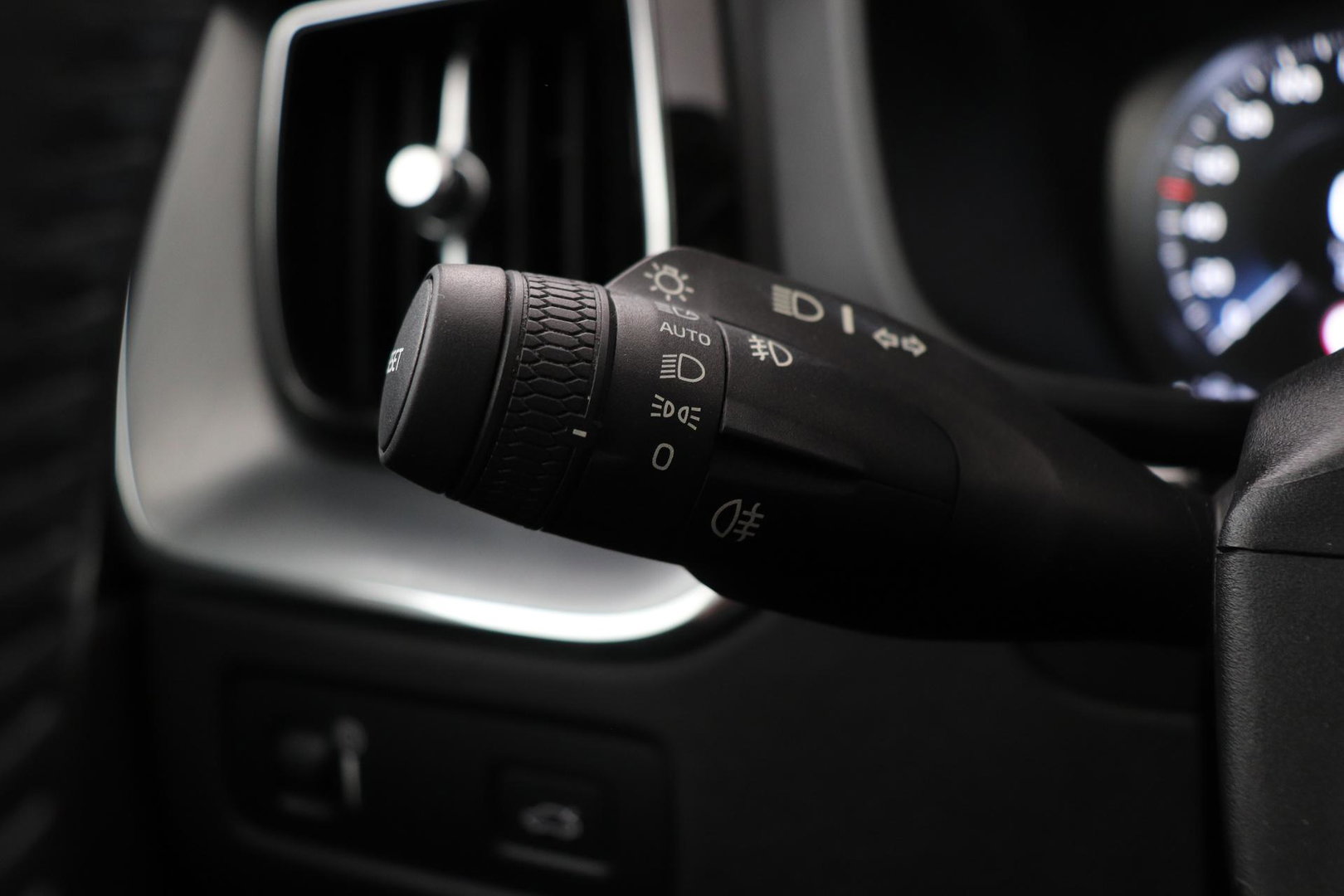 Volvo XC60 2.0 D4 AWD Momentum | Panoramadak | 360-camera | Trekhaak | BLIS | Head-Up