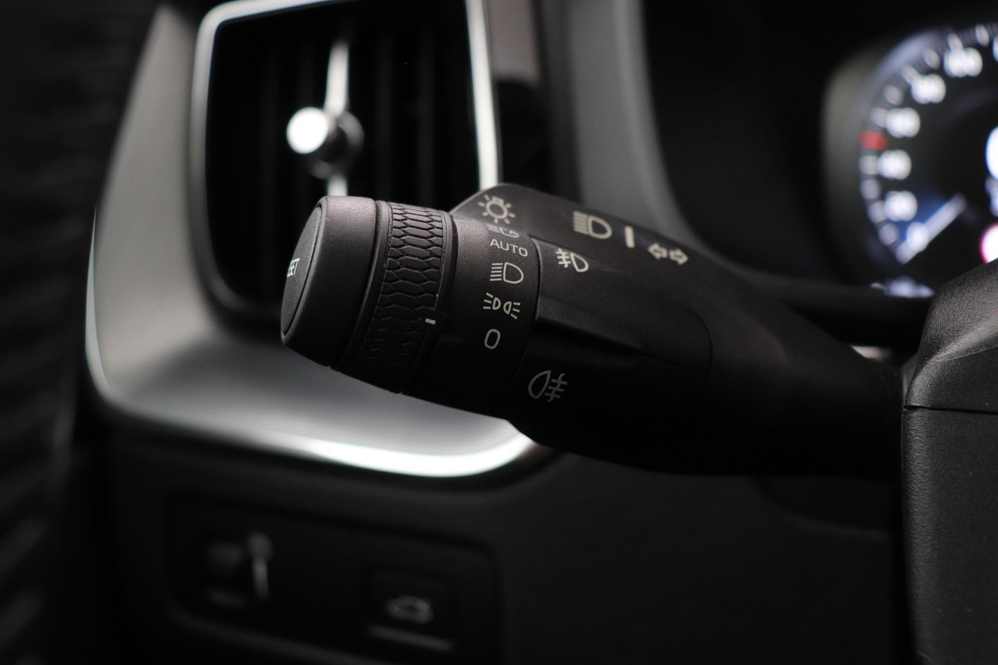 Volvo XC60 2.0 D4 AWD Momentum | Panoramadak | 360-camera | Trekhaak | BLIS | Head-Up