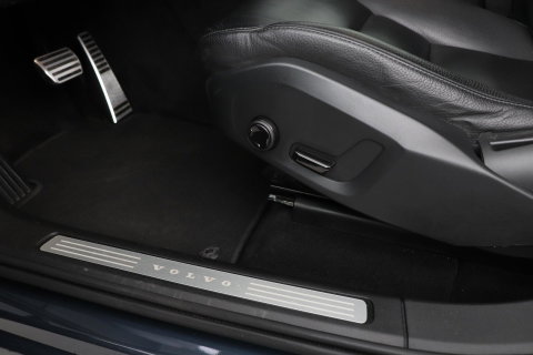 Volvo XC60 2.0 D4 AWD Momentum | Panoramadak | 360-camera | Trekhaak | BLIS | Head-Up