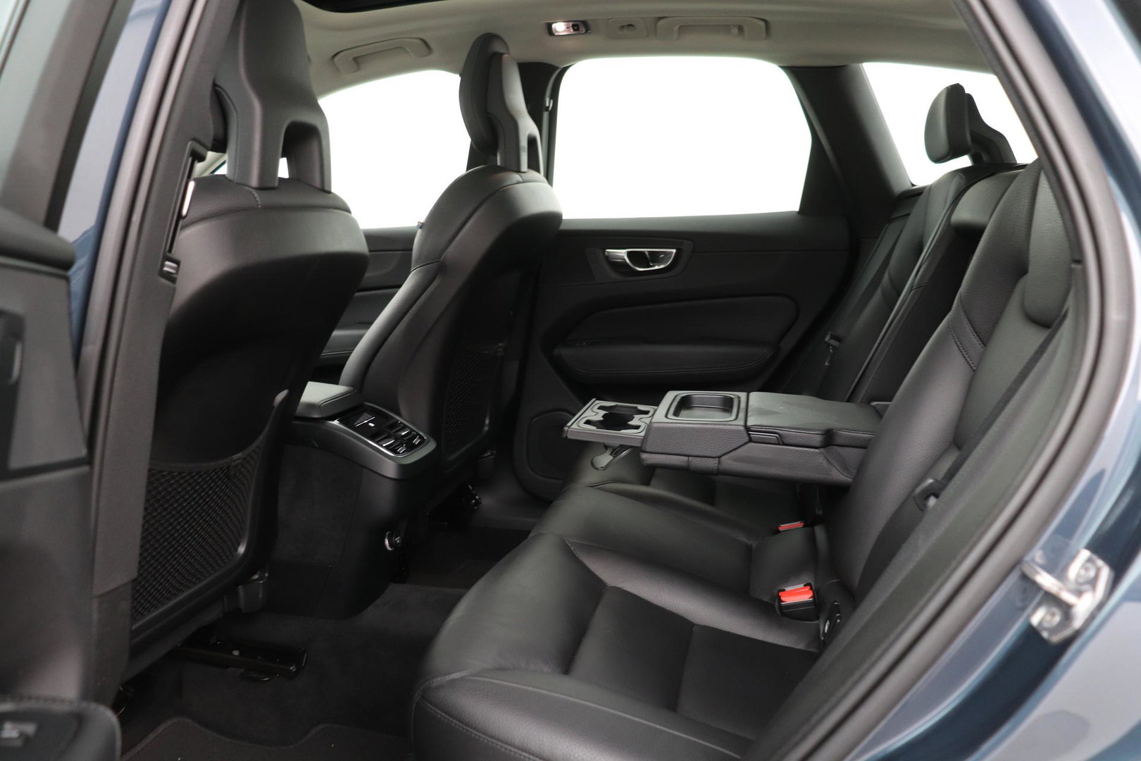 Volvo XC60 2.0 D4 AWD Momentum | Panoramadak | 360-camera | Trekhaak | BLIS | Head-Up