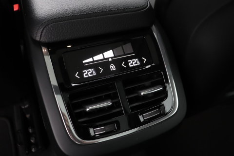 Volvo XC60 2.0 D4 AWD Momentum | Panoramadak | 360-camera | Trekhaak | BLIS | Head-Up