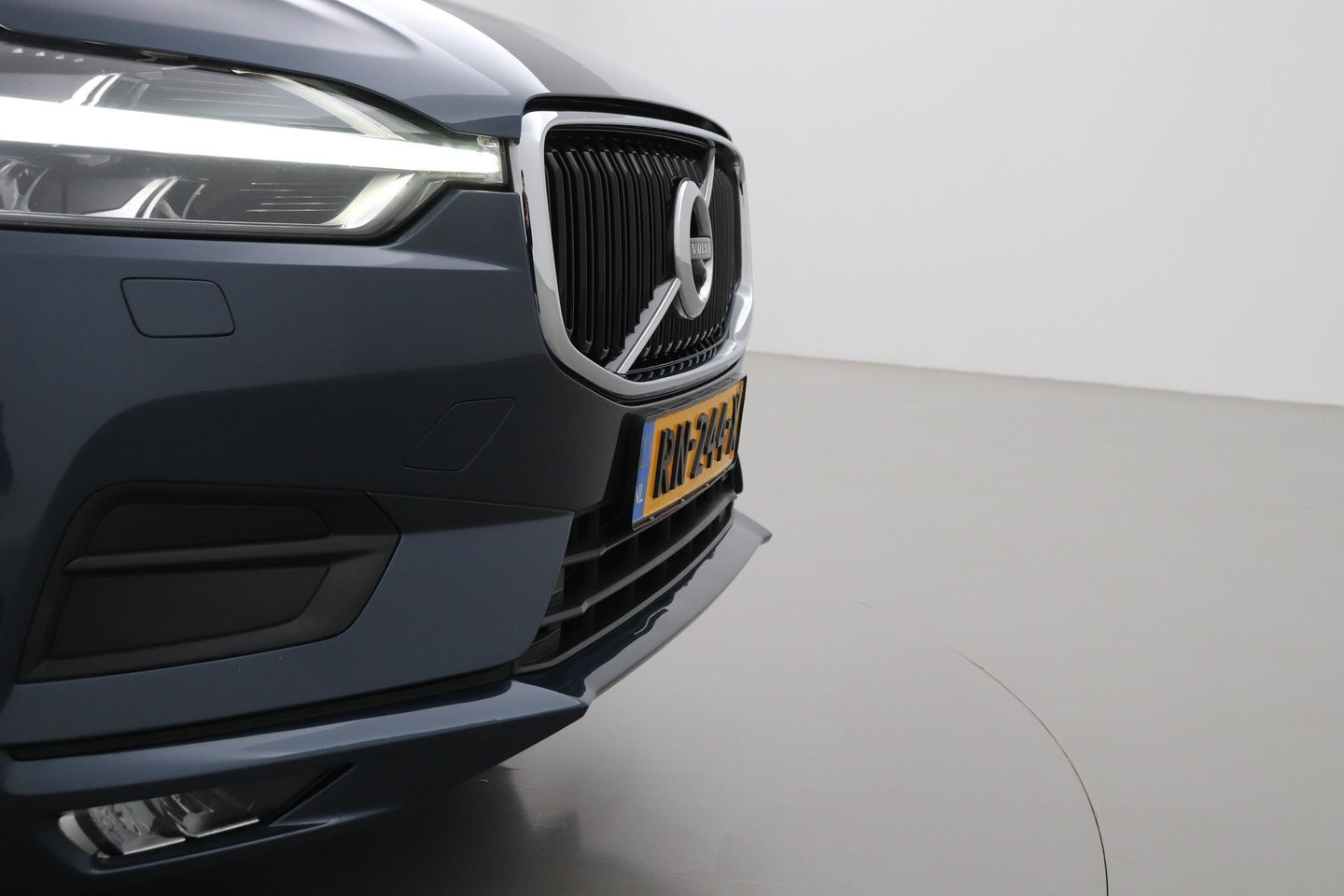 Volvo XC60 2.0 D4 AWD Momentum | Panoramadak | 360-camera | Trekhaak | BLIS | Head-Up