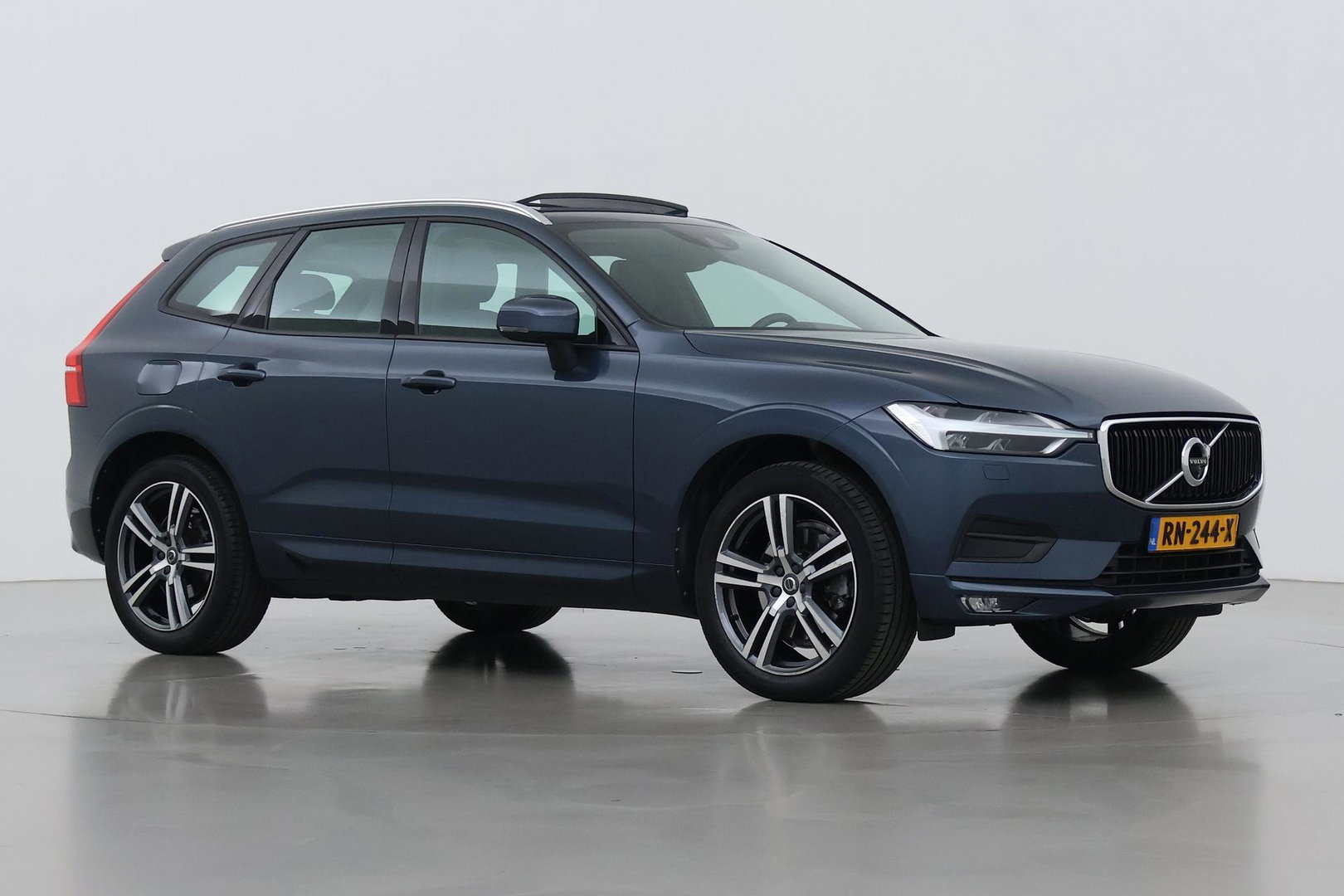 Volvo XC60 2.0 D4 AWD Momentum | Panoramadak | 360-camera | Trekhaak | BLIS | Head-Up