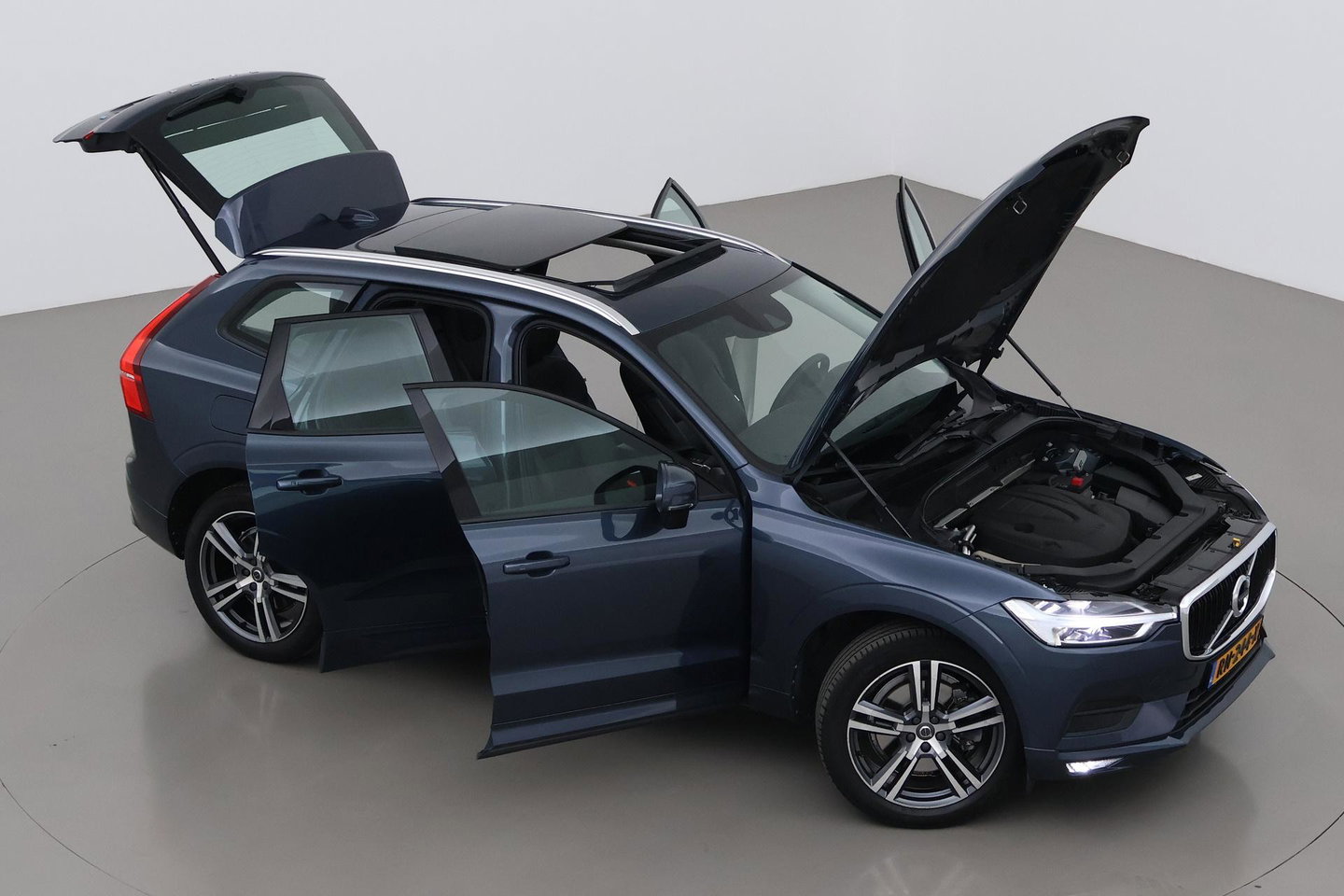 Volvo XC60 2.0 D4 AWD Momentum | Panoramadak | 360-camera | Trekhaak | BLIS | Head-Up