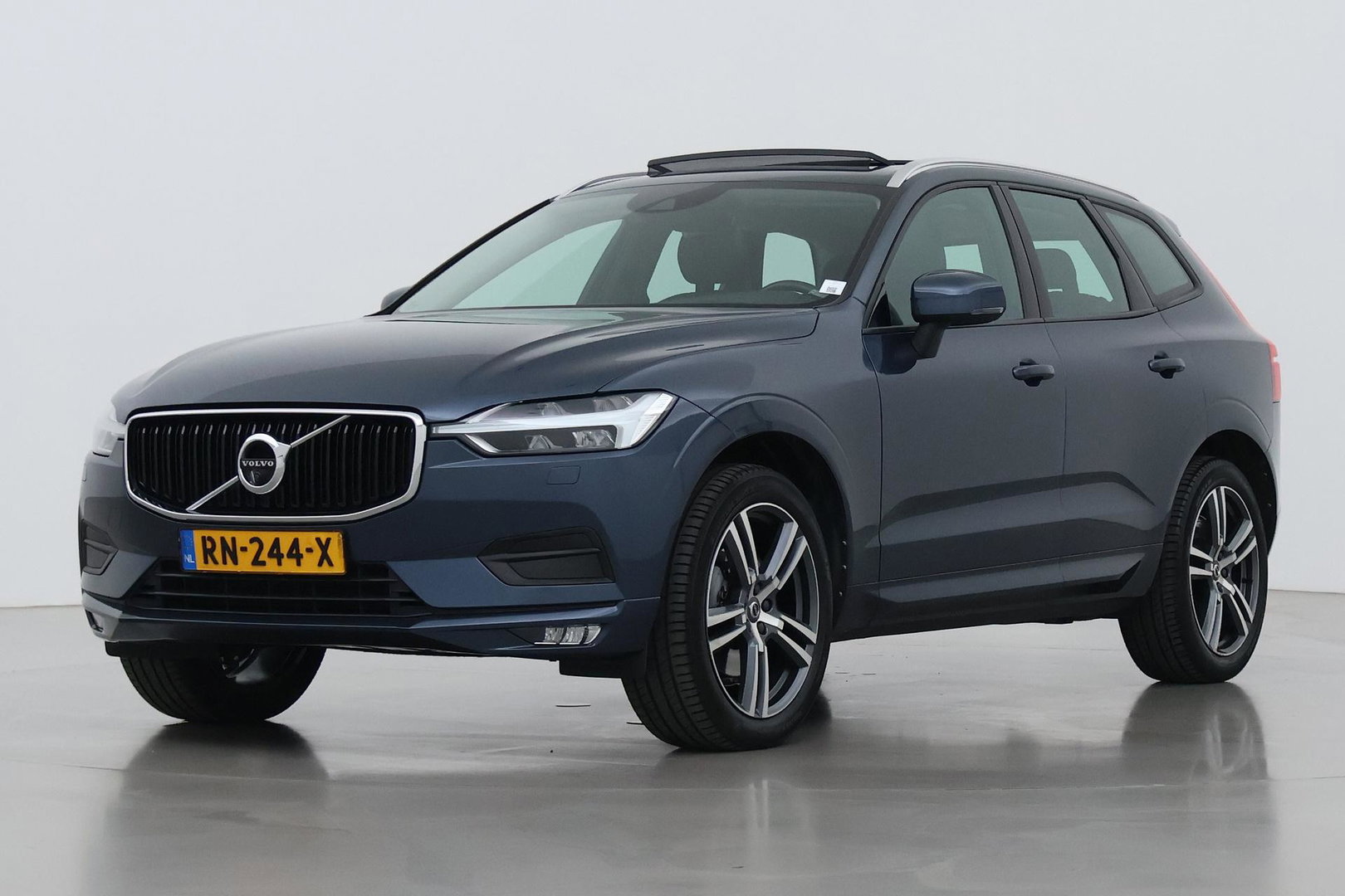 Volvo XC60 2.0 D4 AWD Momentum | Panoramadak | 360-camera | Trekhaak | BLIS | Head-Up