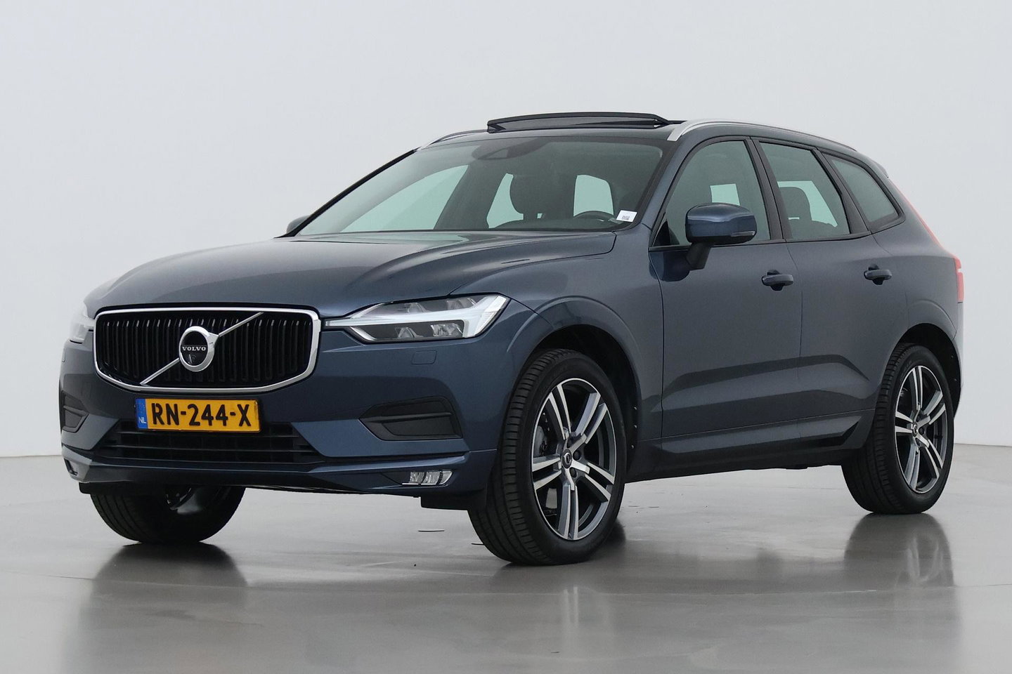 Volvo XC60 2.0 D4 AWD Momentum | Panoramadak | 360-camera | Trekhaak | BLIS | Head-Up