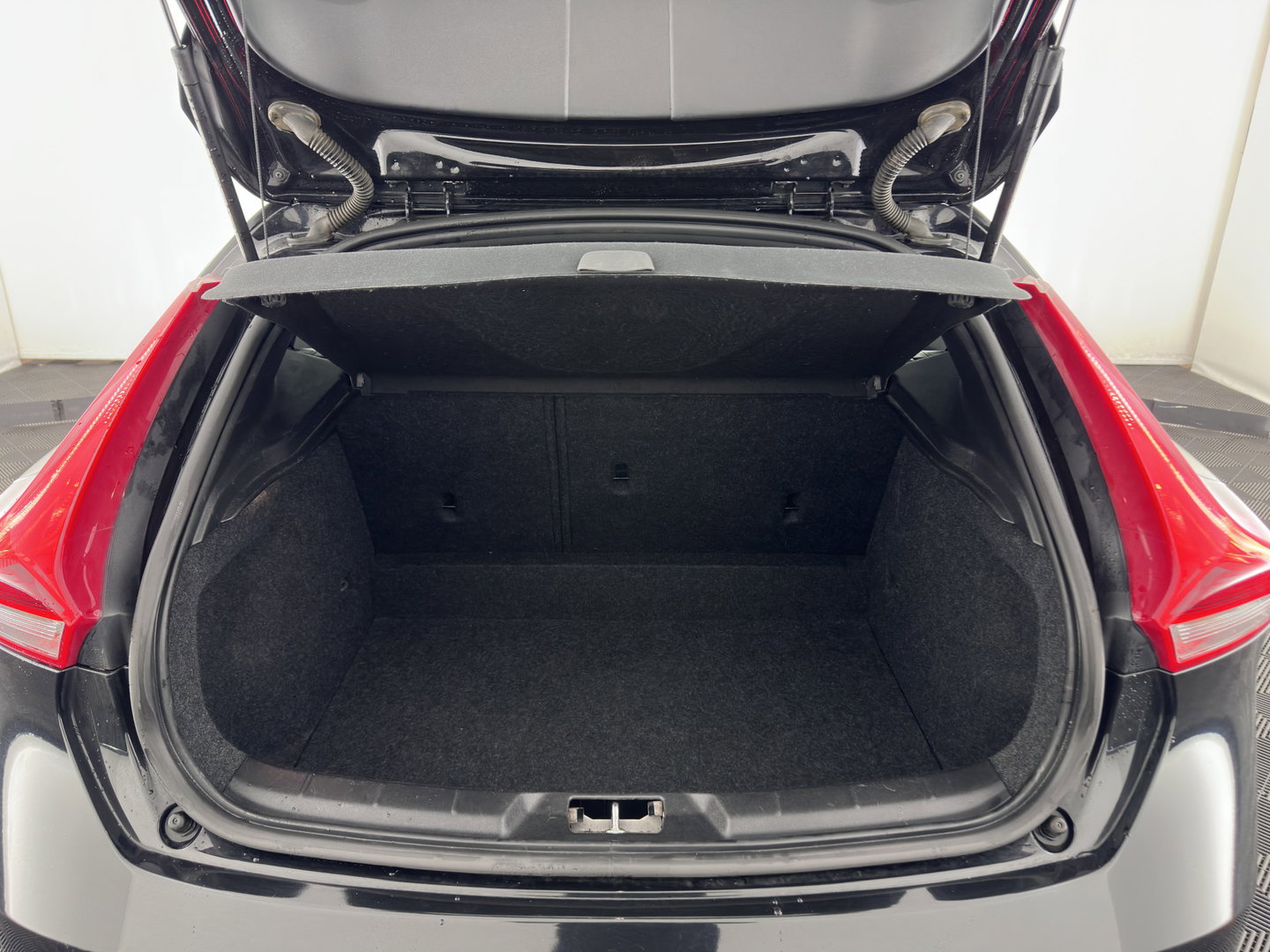 Volvo V40 2.0 D2 R-Design Business *LEATHER-MICROFIBRE | XENON | NAVI-FULLMAP | HEATED-SPORTSEATS | ECC | PDC | CRUISE | 16''ALU*