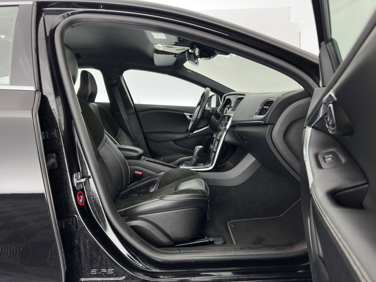 Volvo V40 2.0 D2 R-Design Business *LEATHER-MICROFIBRE | XENON | NAVI-FULLMAP | HEATED-SPORTSEATS | ECC | PDC | CRUISE | 16''ALU*
