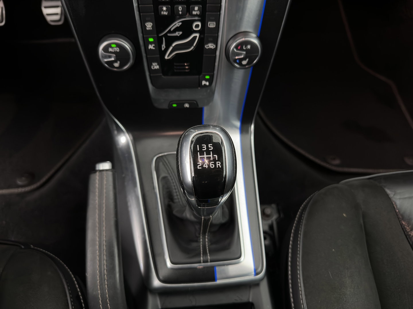 Volvo V40 2.0 D2 R-Design Business *LEATHER-MICROFIBRE | XENON | NAVI-FULLMAP | HEATED-SPORTSEATS | ECC | PDC | CRUISE | 16''ALU*
