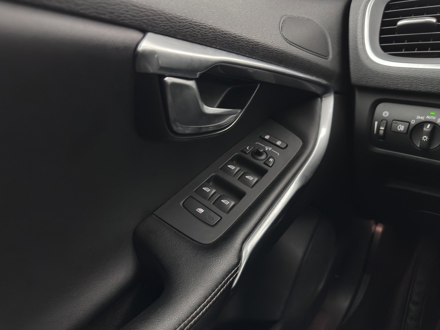 Volvo V40 2.0 D2 R-Design Business *LEATHER-MICROFIBRE | XENON | NAVI-FULLMAP | HEATED-SPORTSEATS | ECC | PDC | CRUISE | 16''ALU*