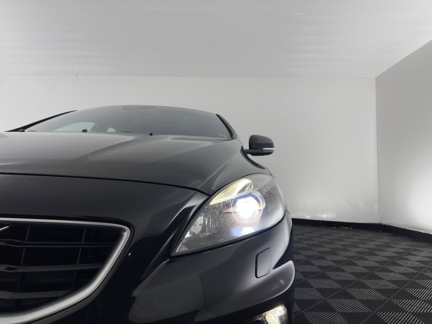 Volvo V40 2.0 D2 R-Design Business *LEATHER-MICROFIBRE | XENON | NAVI-FULLMAP | HEATED-SPORTSEATS | ECC | PDC | CRUISE | 16''ALU*
