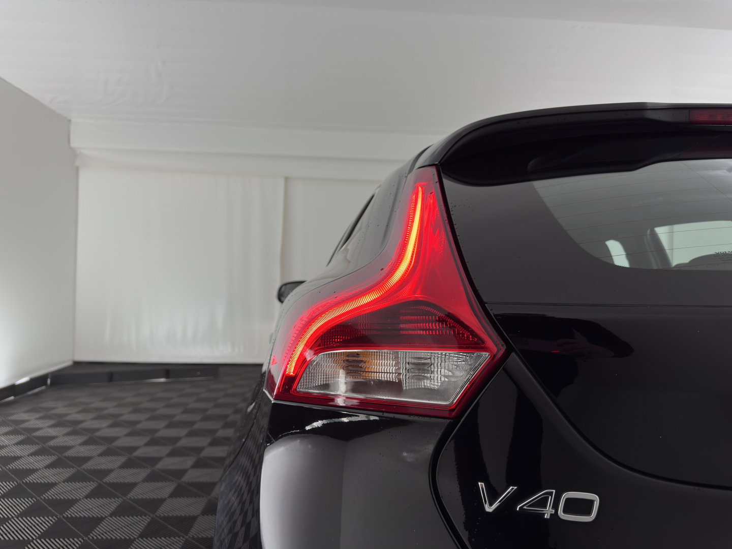 Volvo V40 2.0 D2 R-Design Business *LEATHER-MICROFIBRE | XENON | NAVI-FULLMAP | HEATED-SPORTSEATS | ECC | PDC | CRUISE | 16''ALU*