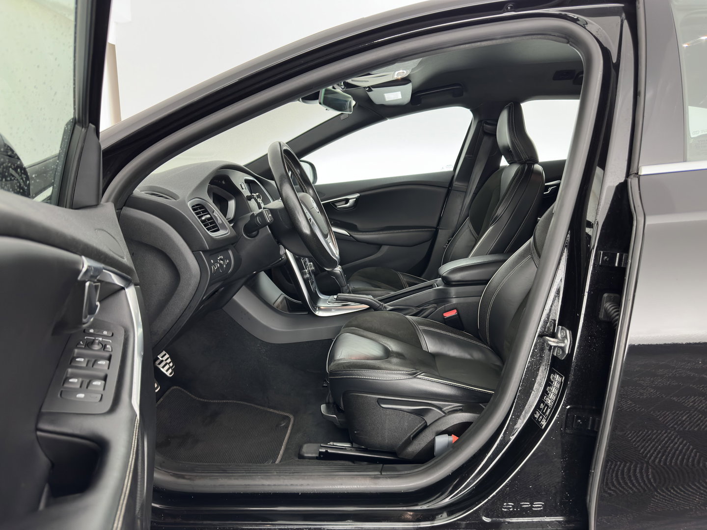Volvo V40 2.0 D2 R-Design Business *LEATHER-MICROFIBRE | XENON | NAVI-FULLMAP | HEATED-SPORTSEATS | ECC | PDC | CRUISE | 16''ALU*