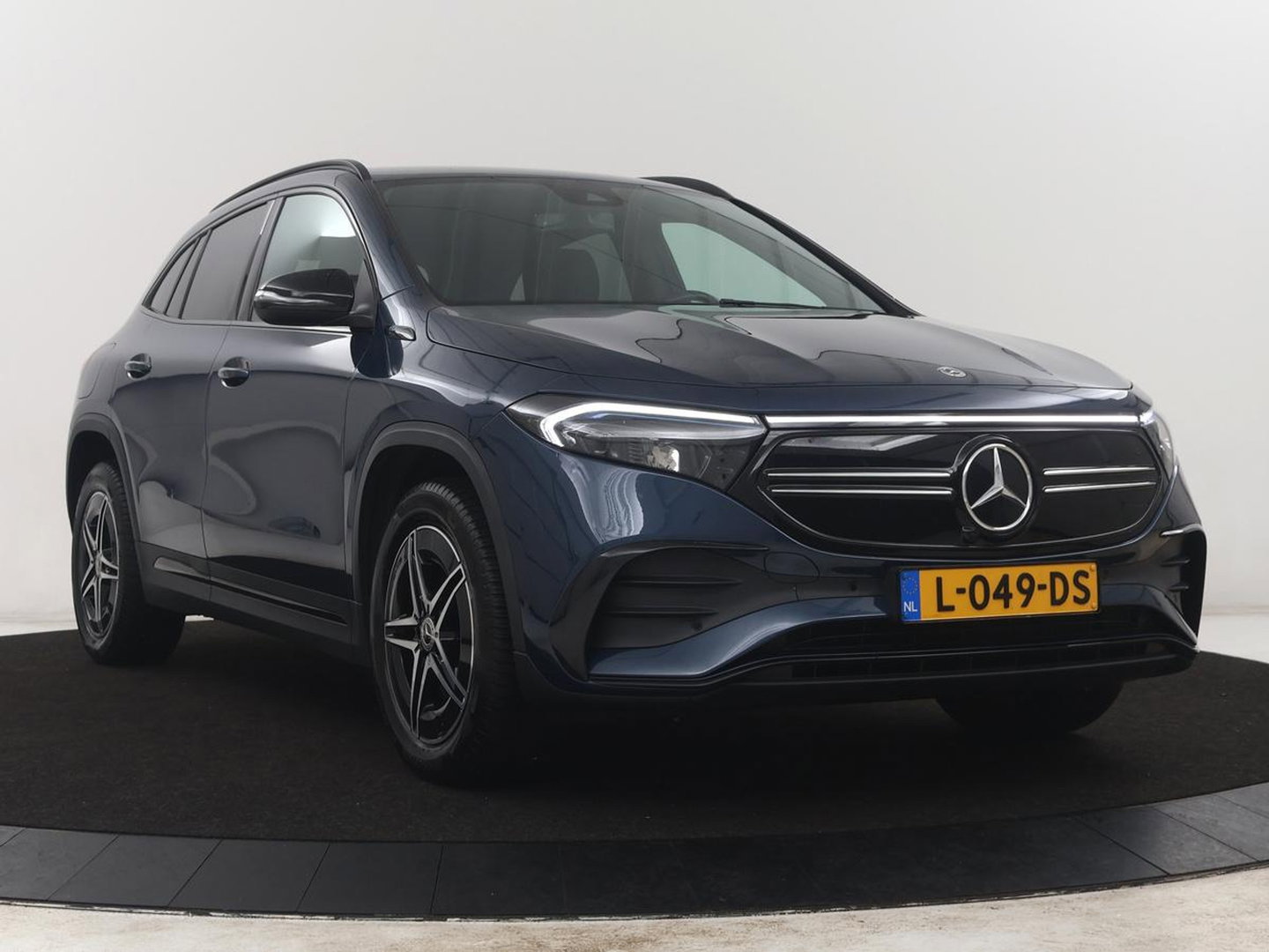 Mercedes-Benz EQA 250 Business Solution AMG 67 kWh | SOH 95,2% | Leder/alcantara | Cruise control | Stoelverwarming | Camera | Park assist | Sfeerverlichting