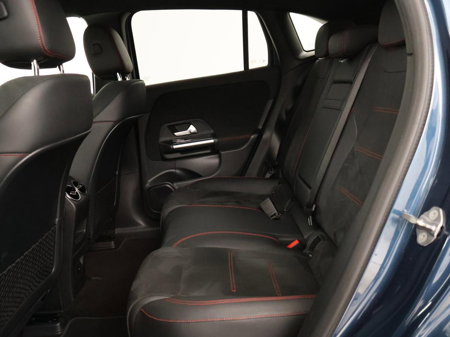 Mercedes-Benz EQA 250 Business Solution AMG 67 kWh | SOH 95,2% | Leder/alcantara | Cruise control | Stoelverwarming | Camera | Park assist | Sfeerverlichting