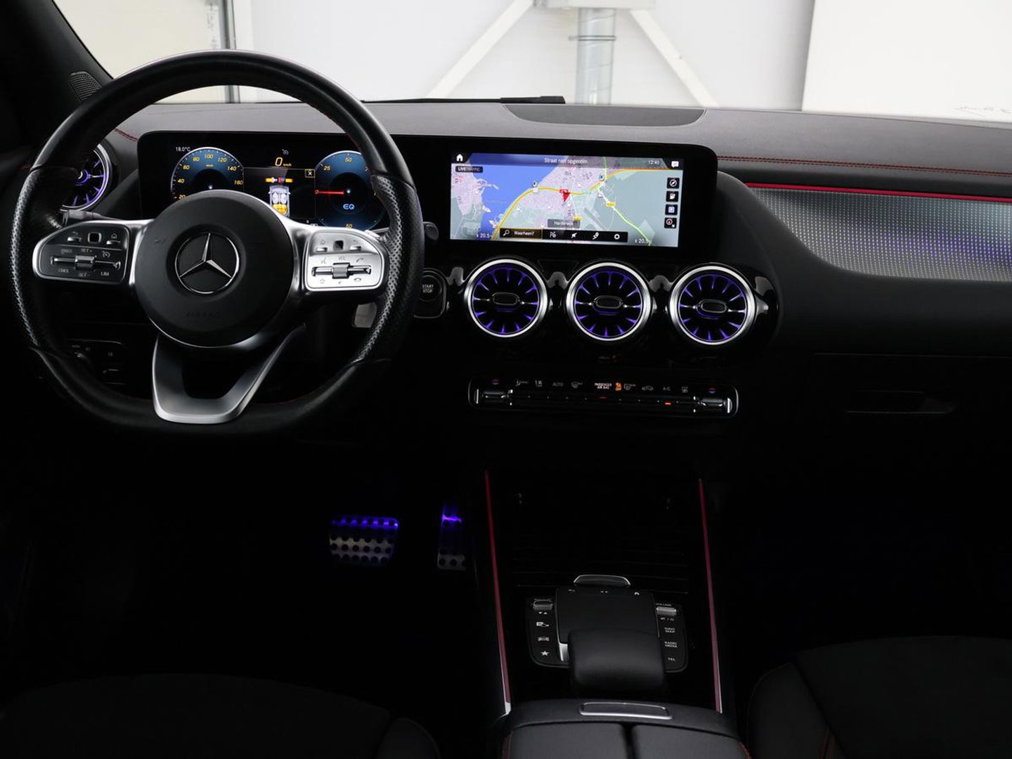Mercedes-Benz EQA 250 Business Solution AMG 67 kWh | SOH 95,2% | Leder/alcantara | Cruise control | Stoelverwarming | Camera | Park assist | Sfeerverlichting