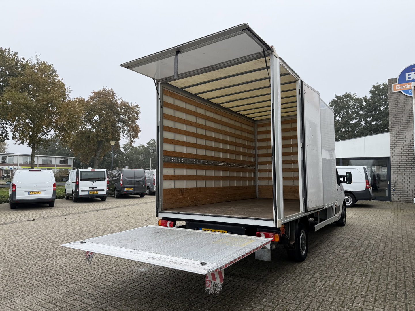 Renault Master T35 2.3 dCi 150pk Energy bakwagen met Dhollandia laadklep 1000 kg / lease vanaf € 407 / prijs rijklaar € 24.950 ex btw / airco / cruise / zijdeur / 420 cm L x 214 cm B x 230 cm H