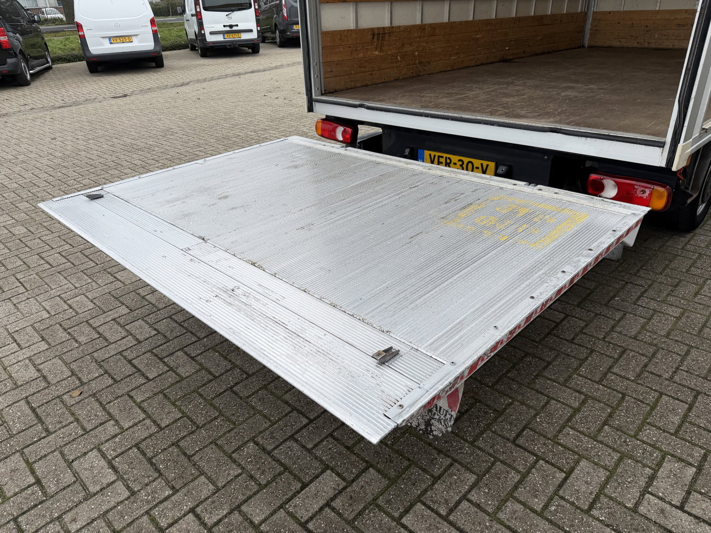 Renault Master T35 2.3 dCi 150pk Energy bakwagen met Dhollandia laadklep 1000 kg / lease vanaf € 407 / prijs rijklaar € 24.950 ex btw / airco / cruise / zijdeur / 420 cm L x 214 cm B x 230 cm H