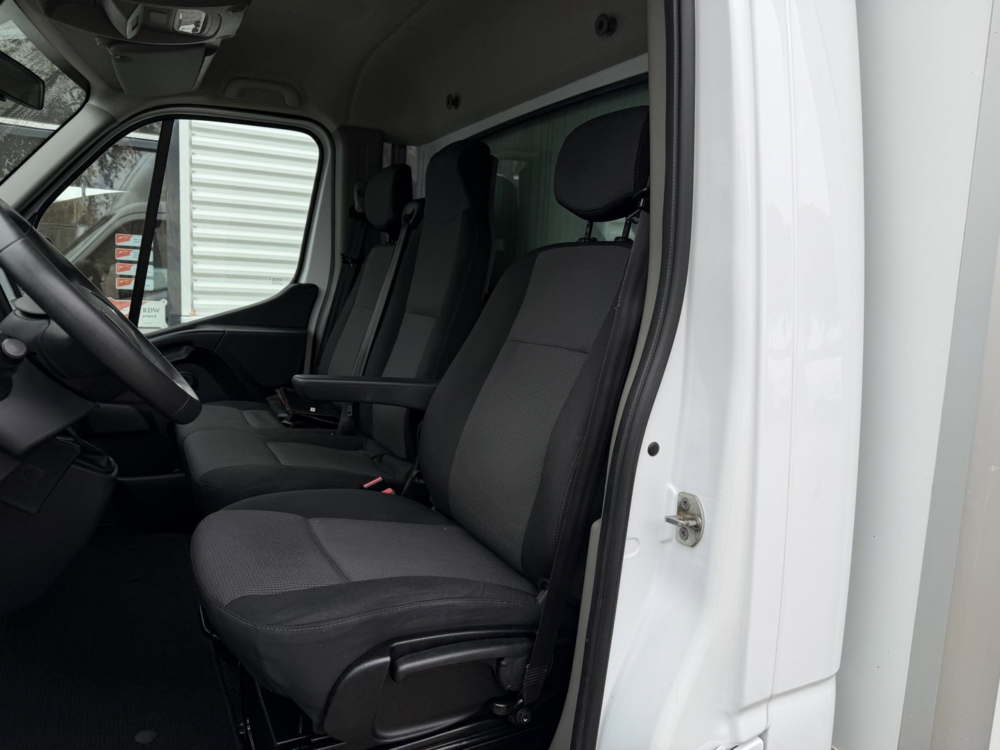Renault Master T35 2.3 dCi 150pk Energy bakwagen met Dhollandia laadklep 1000 kg / lease vanaf € 407 / prijs rijklaar € 24.950 ex btw / airco / cruise / zijdeur / 420 cm L x 214 cm B x 230 cm H