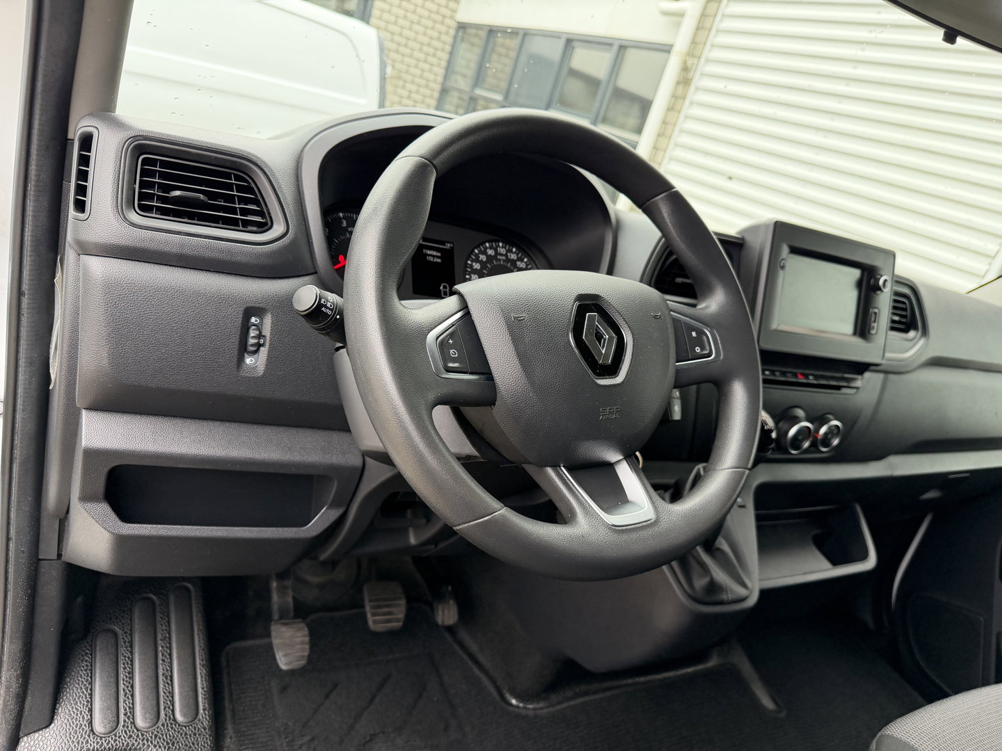 Renault Master T35 2.3 dCi 150pk Energy bakwagen met Dhollandia laadklep 1000 kg / lease vanaf € 407 / prijs rijklaar € 24.950 ex btw / airco / cruise / zijdeur / 420 cm L x 214 cm B x 230 cm H