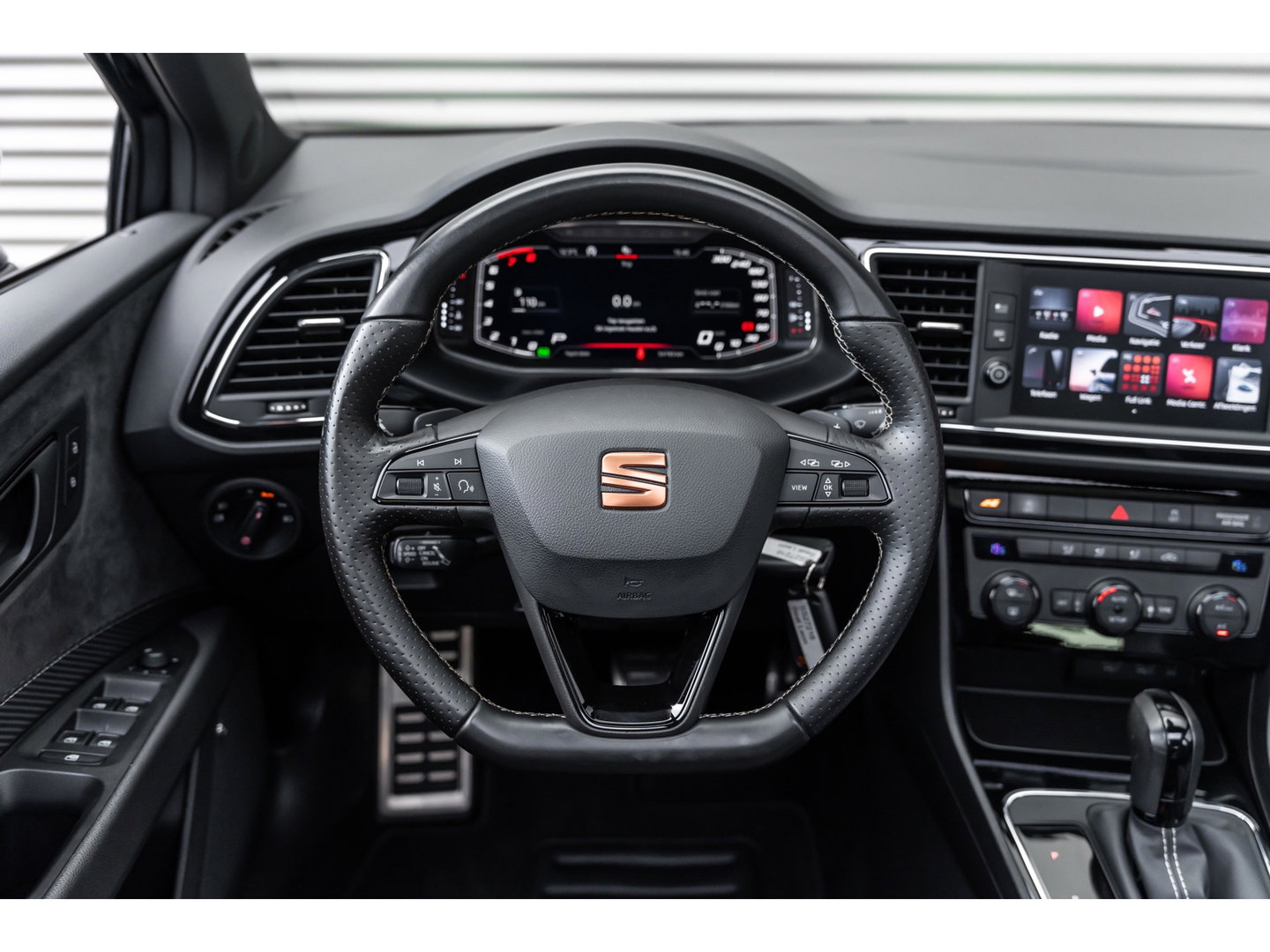 SEAT Leon ST 2.0 TSI CUPRA 300 4DRIVE PANO LEDER BEATS CAMERA