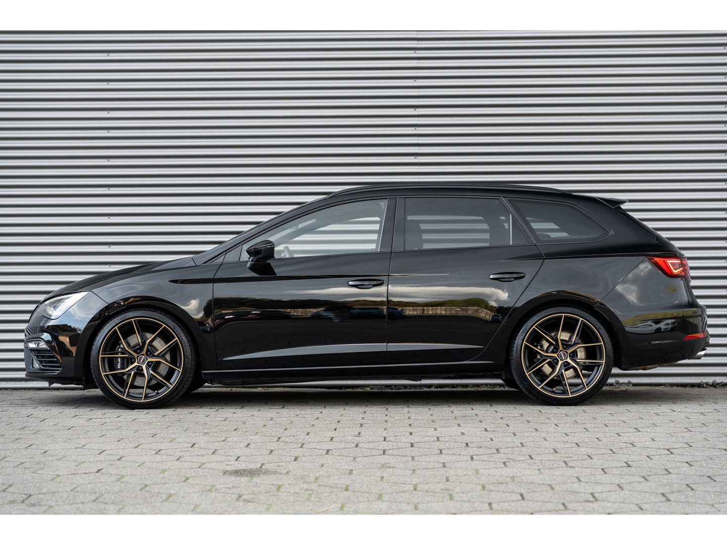 SEAT Leon ST 2.0 TSI CUPRA 300 4DRIVE PANO LEDER BEATS CAMERA