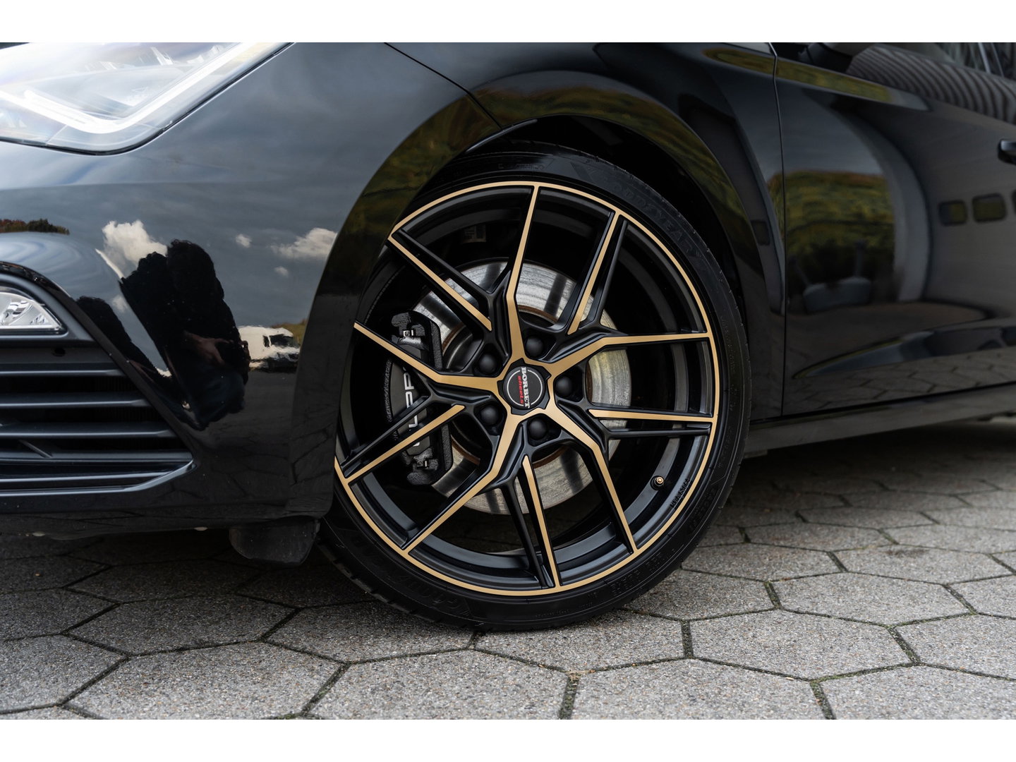 SEAT Leon ST 2.0 TSI CUPRA 300 4DRIVE PANO LEDER BEATS CAMERA
