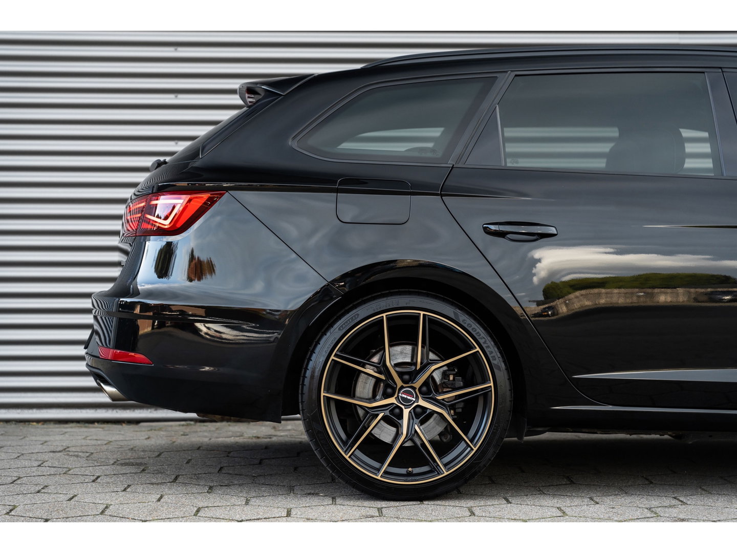 SEAT Leon ST 2.0 TSI CUPRA 300 4DRIVE PANO LEDER BEATS CAMERA