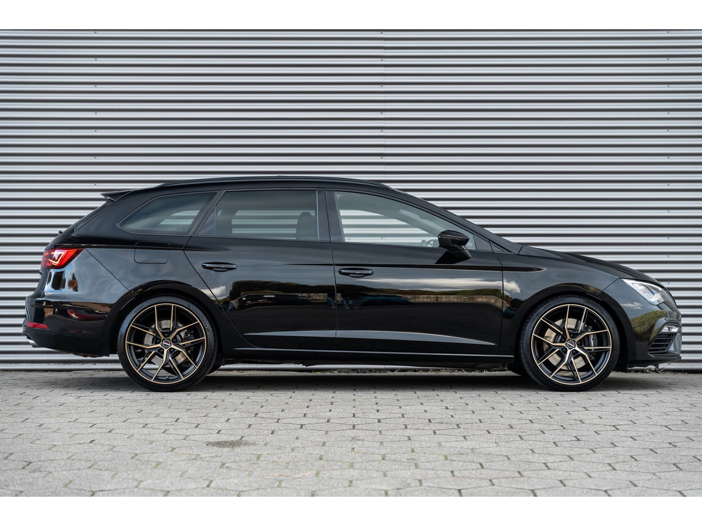 SEAT Leon ST 2.0 TSI CUPRA 300 4DRIVE PANO LEDER BEATS CAMERA