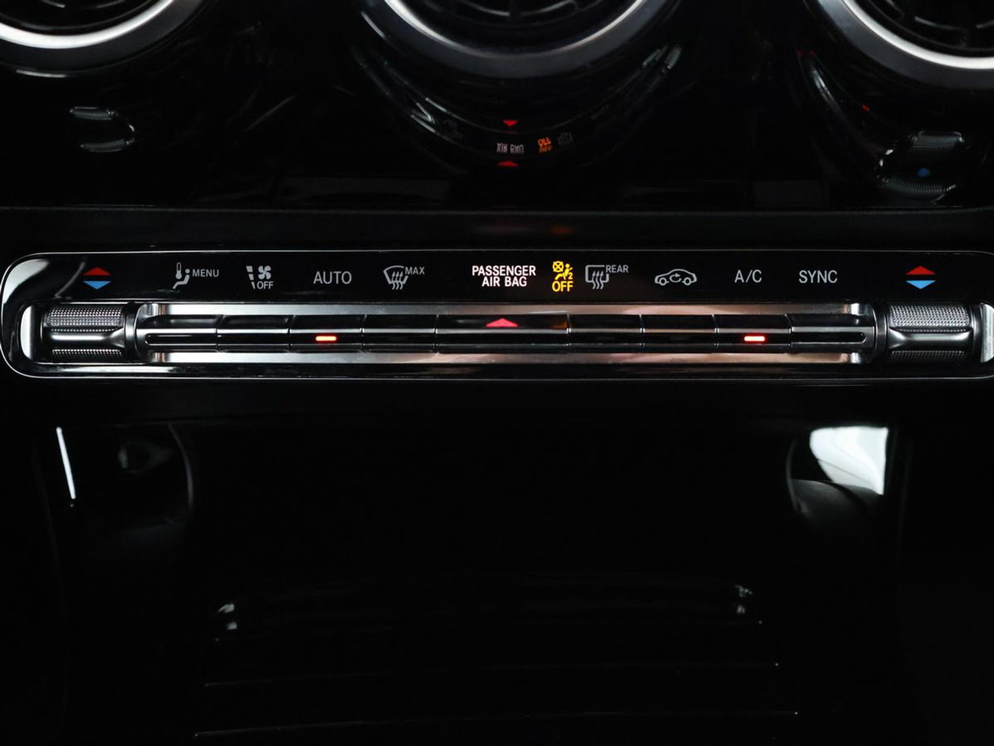 Mercedes-Benz A-Klasse 200 Advantage | Half leder | Cruise control | Stoelverwarming | Camera | Park assist | Climate control | Navigatie | Bluetooth