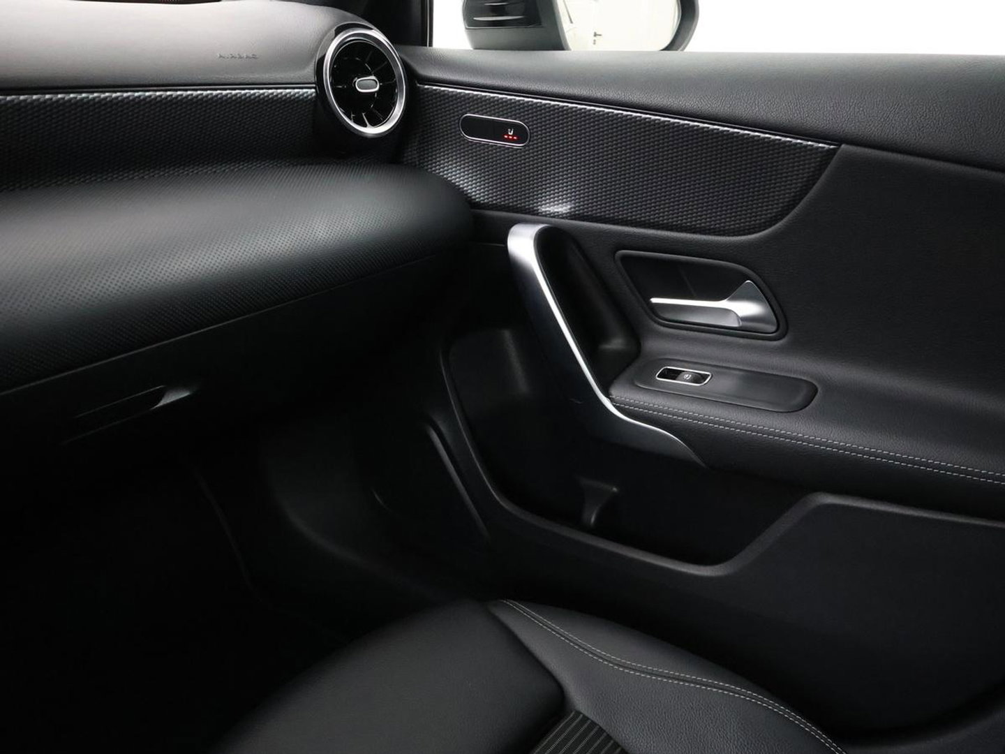 Mercedes-Benz A-Klasse 200 Advantage | Half leder | Cruise control | Stoelverwarming | Camera | Park assist | Climate control | Navigatie | Bluetooth