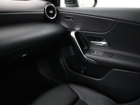 Mercedes-Benz A-Klasse 200 Advantage | Half leder | Cruise control | Stoelverwarming | Camera | Park assist | Climate control | Navigatie | Bluetooth
