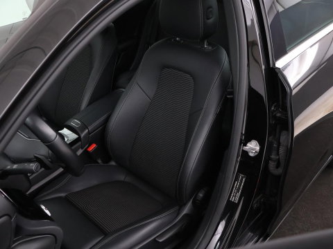 Mercedes-Benz A-Klasse 200 Advantage | Half leder | Cruise control | Stoelverwarming | Camera | Park assist | Climate control | Navigatie | Bluetooth