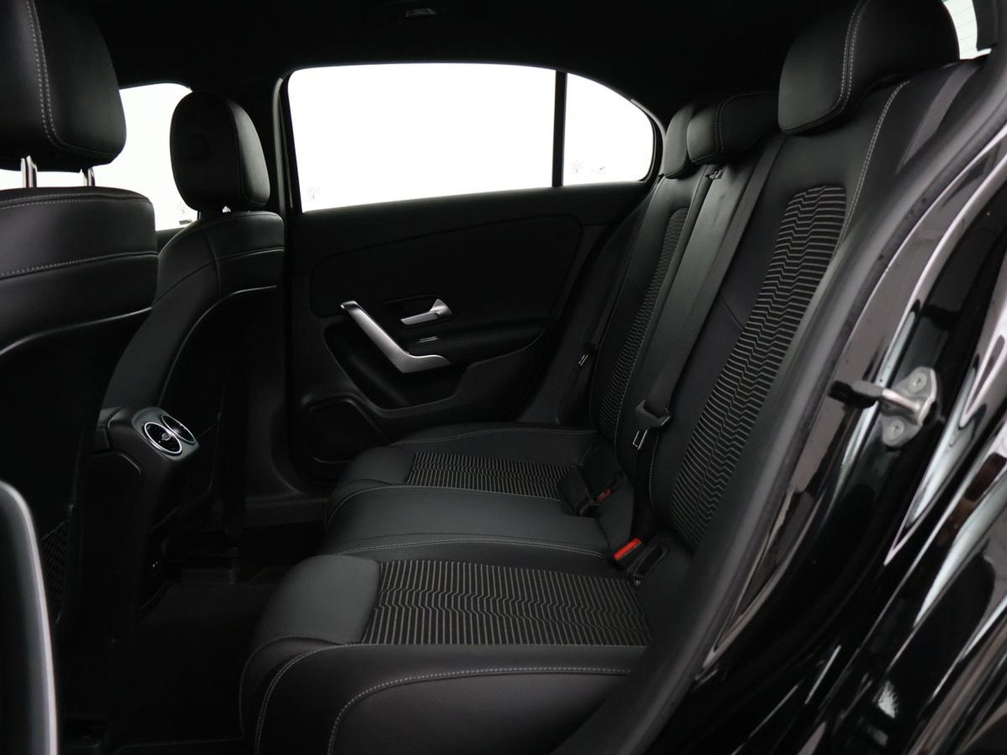 Mercedes-Benz A-Klasse 200 Advantage | Half leder | Cruise control | Stoelverwarming | Camera | Park assist | Climate control | Navigatie | Bluetooth