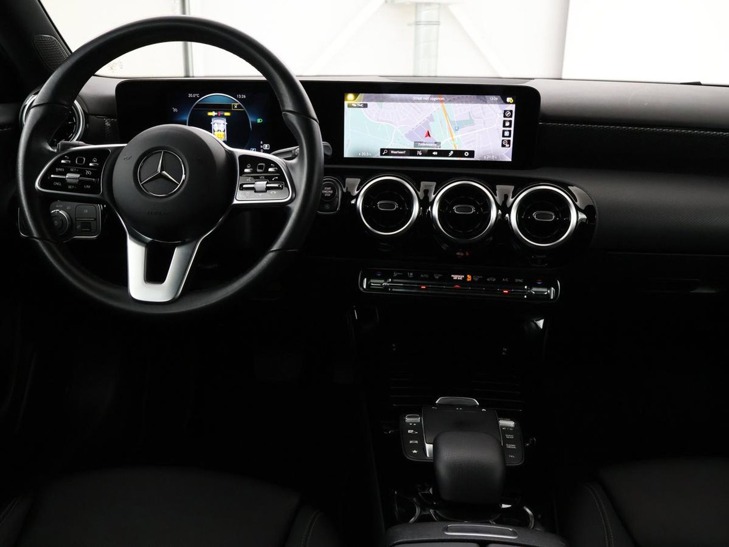 Mercedes-Benz A-Klasse 200 Advantage | Half leder | Cruise control | Stoelverwarming | Camera | Park assist | Climate control | Navigatie | Bluetooth