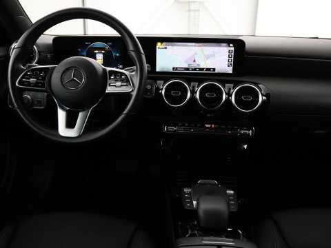 Mercedes-Benz A-Klasse 200 Advantage | Half leder | Cruise control | Stoelverwarming | Camera | Park assist | Climate control | Navigatie | Bluetooth