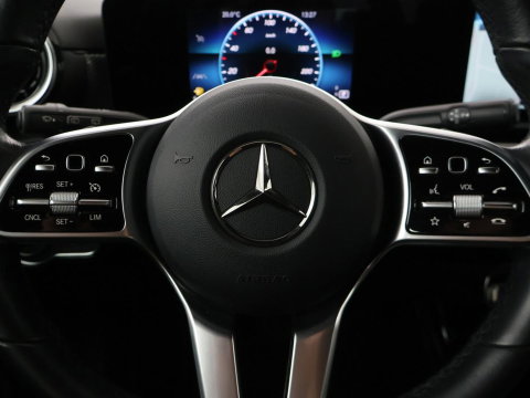 Mercedes-Benz A-Klasse 200 Advantage | Half leder | Cruise control | Stoelverwarming | Camera | Park assist | Climate control | Navigatie | Bluetooth