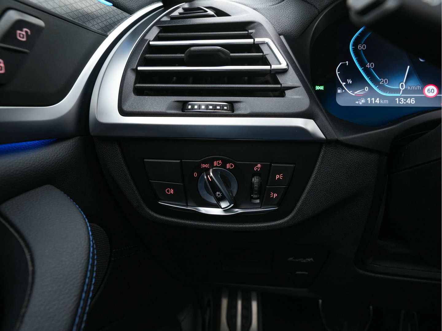 BMW X3 xDrive30e M-Styling Business Edition Plus (Plug-in) {SoH-87%} (INCL-BTW) Aut. *PANO | LEATHER | FULL-LED | HARMAN/KARDON | BLINDSPOT | HEATED-SPORTSEATS | DIGI-COCKPIT | CAMERA | NAVI-FULLMAP | DAB+ | PRIVACY-GLASS | SHIFTPADDLES | TOWBAR | 21''ALU*