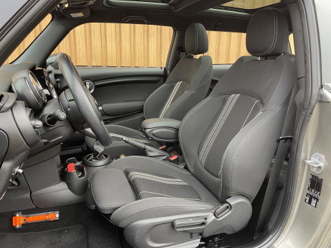 MINI 3-deurs 1.5 Cooper Serious Business | Panoramadak | Cruise Control | Parkeersensoren Achter | Keyless Entry/Go | Bluetooth | Navigatie | Airconditioning |