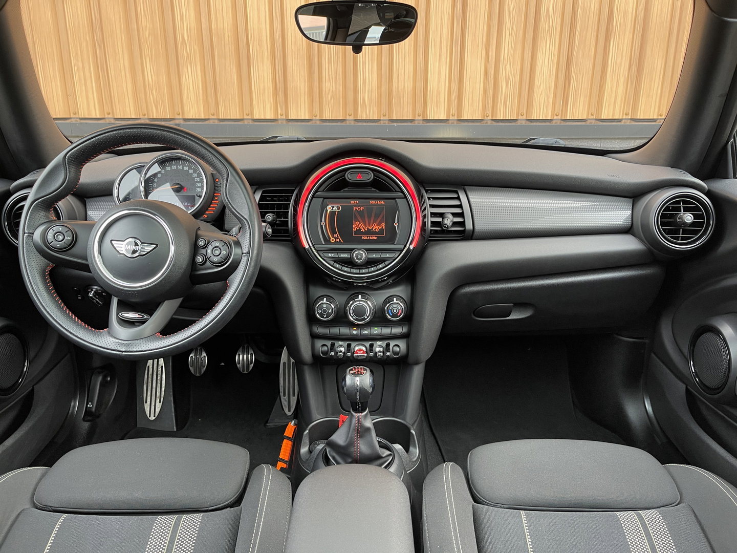 MINI 3-deurs 1.5 Cooper Serious Business | Panoramadak | Cruise Control | Parkeersensoren Achter | Keyless Entry/Go | Bluetooth | Navigatie | Airconditioning |