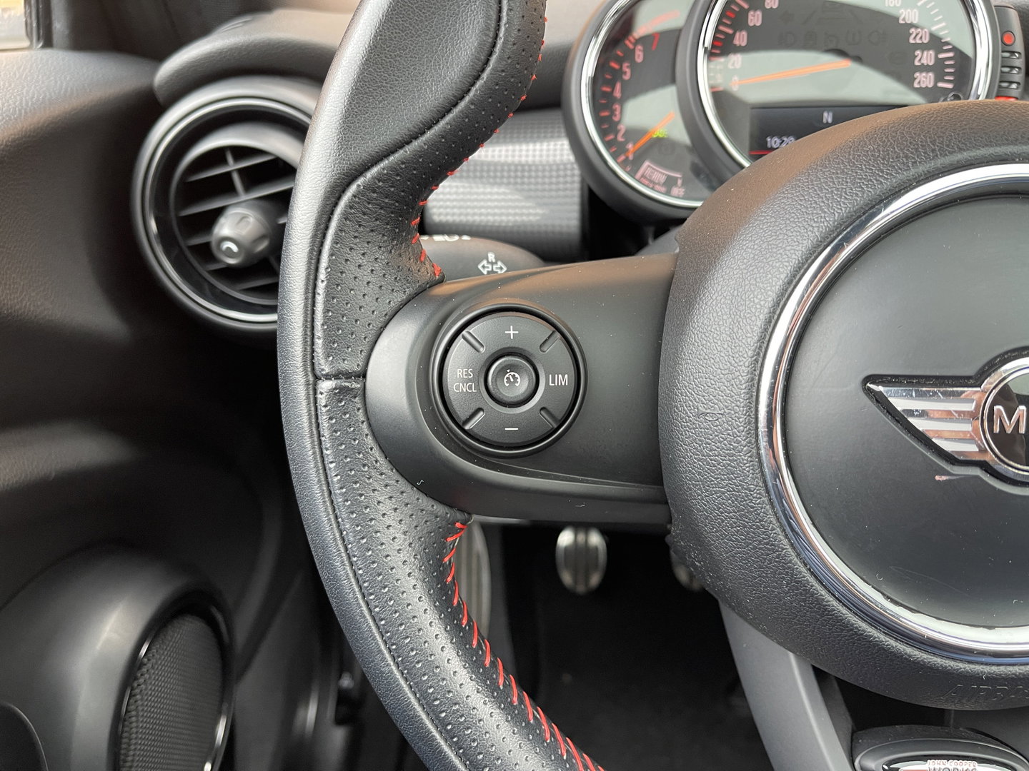 MINI 3-deurs 1.5 Cooper Serious Business | Panoramadak | Cruise Control | Parkeersensoren Achter | Keyless Entry/Go | Bluetooth | Navigatie | Airconditioning |