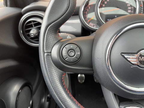 MINI 3-deurs 1.5 Cooper Serious Business | Panoramadak | Cruise Control | Parkeersensoren Achter | Keyless Entry/Go | Bluetooth | Navigatie | Airconditioning |