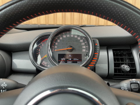 MINI 3-deurs 1.5 Cooper Serious Business | Panoramadak | Cruise Control | Parkeersensoren Achter | Keyless Entry/Go | Bluetooth | Navigatie | Airconditioning |
