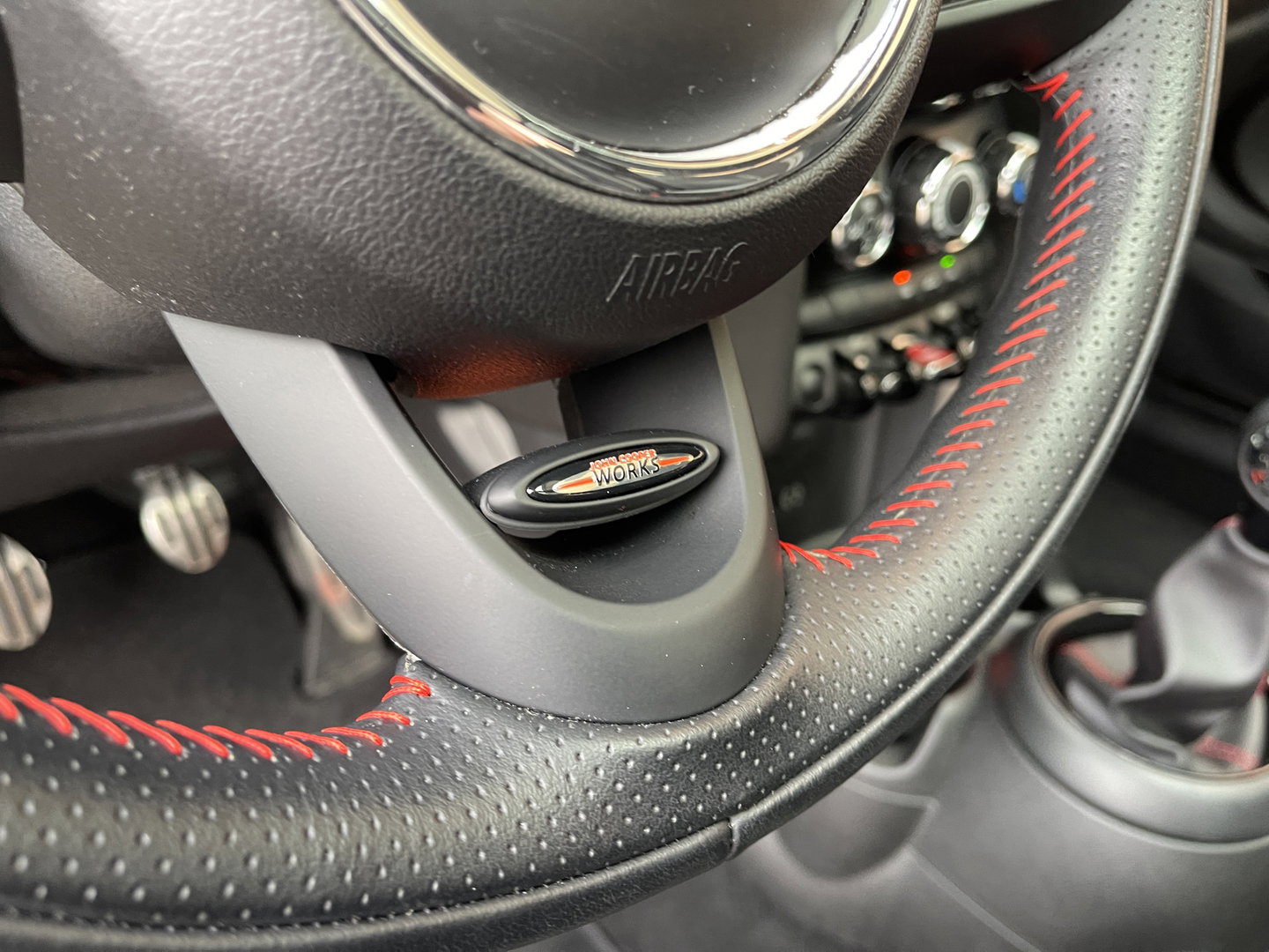 MINI 3-deurs 1.5 Cooper Serious Business | Panoramadak | Cruise Control | Parkeersensoren Achter | Keyless Entry/Go | Bluetooth | Navigatie | Airconditioning |